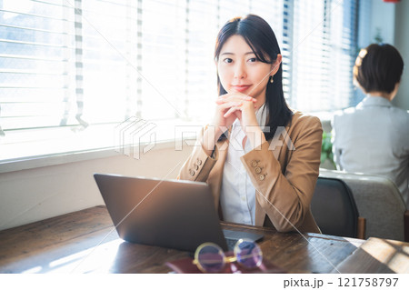 室内で撮影された女性ポートレート 室内で撮影された女性ポートレート 121758797