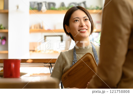 カフェでのワンシーン 121758808