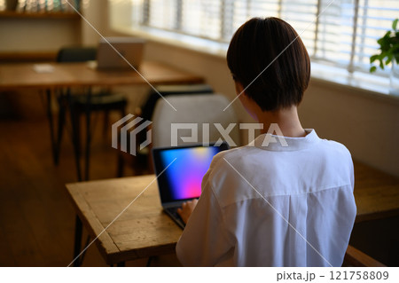 室内で撮影された女性ポートレート 121758809