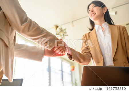 室内で撮影された女性ポートレート 室内で撮影された女性ポートレート 121758810