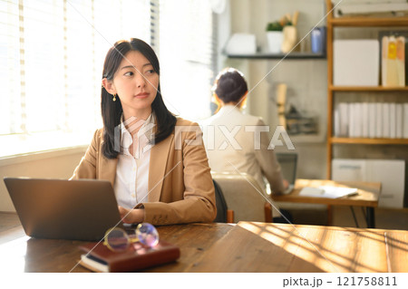室内で撮影された女性ポートレート 室内で撮影された女性ポートレート 121758811
