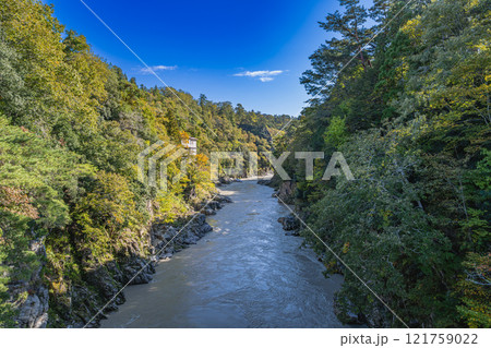 飯田市の雨の降った後の天竜川と紅葉の始まった名勝天龍峡の風景(長野県) 飯田市の雨の降った後の天竜川と紅葉の始まった名勝天龍峡の風景(長野県) 121759022