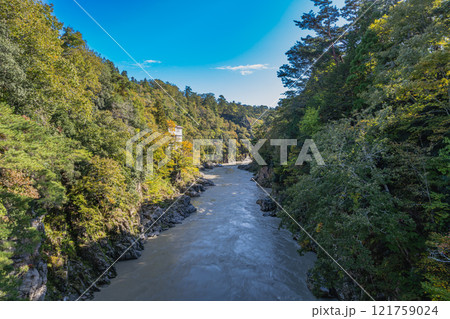 飯田市の雨の降った後の天竜川と紅葉の始まった名勝天龍峡の風景(長野県) 飯田市の雨の降った後の天竜川と紅葉の始まった名勝天龍峡の風景(長野県) 121759024