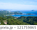 台湾の九份、青い海と緑の山々が織りなすパノラマビュー 121759865