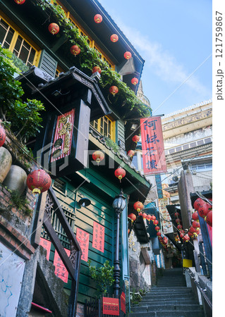 台湾の九份、提灯が彩るレトロな建物と歴史を感じる街並み 台湾の九份、提灯が彩るレトロな建物と歴史を感じる街並み 121759867