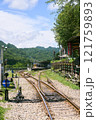 線路が交差するのどかな田舎の駅 121759893