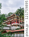 鮮やかな装飾が美しい中国風寺院 121759895