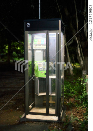 夜の公園に佇むレトロな電話ボックス 121759908
