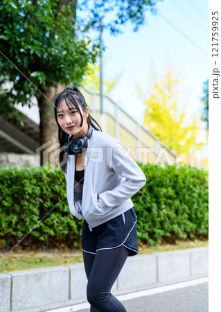 野外の住宅街をウォーキングするかっこいい女性 トレーニング ダイエット 運動 野外の住宅街をウォーキングするかっこいい女性 トレーニング ダイエット 運動 121759925