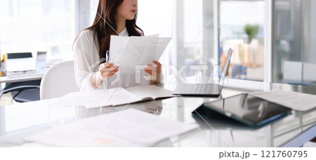 美しいビジネスウーマンのポートレート:イメージカット 美しいビジネスウーマンのポートレート:イメージカット 121760795