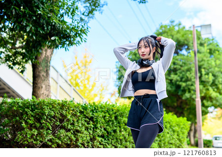 野外の住宅街をウォーキングするかっこいい女性 トレーニング ダイエット 運動 ポニーテール 野外の住宅街をウォーキングするかっこいい女性 トレーニング ダイエット 運動 ポニーテール 121760813