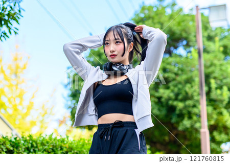 野外の住宅街をウォーキングするかっこいい女性 トレーニング ダイエット 運動 トリミングアップ 野外の住宅街をウォーキングするかっこいい女性 トレーニング ダイエット 運動 トリミングアップ 121760815