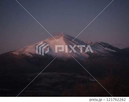 日の出30分前の冬の浅間山（202412010606） 121762262