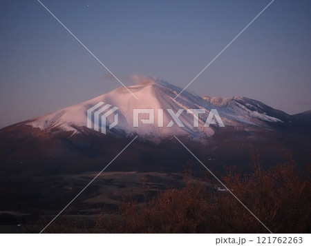 日の出30分前の冬の浅間山（202412010611） 121762263
