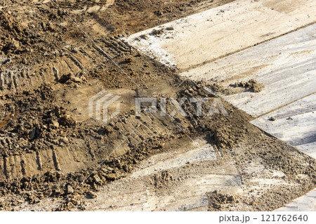 工事現場に敷かれた敷鉄板 121762640