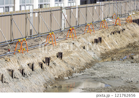 工事現場の境界に刺されたH形鋼 工事現場の境界に刺されたH形鋼 121762656