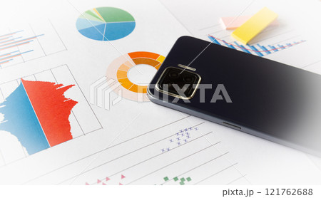 スマホとグラフ　少子高齢化　人口減少　分析　DX化 121762688