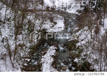 雪の積もる渓谷 121762788
