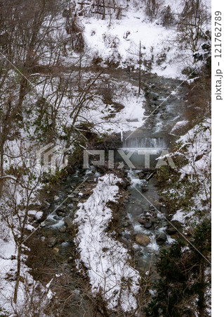 雪の積もる渓谷 121762789