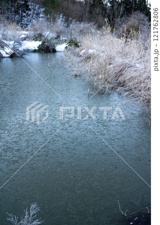 凍り付いた池 凍り付いた池 121762806
