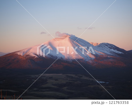朝日を受ける冬の浅間山(202412010641) 朝日を受ける冬の浅間山(202412010641) 121763358