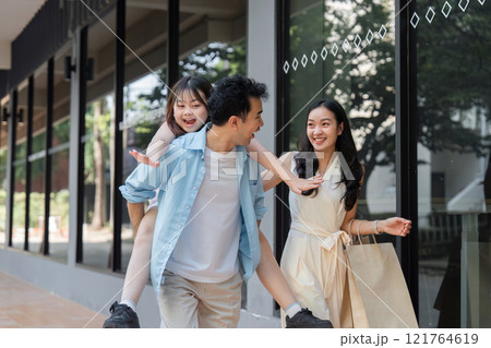 Joyful Family Shopping Experience with Parents and Children Enjoying a Day Out in the City 121764619