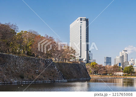 大阪市街風景　大阪城外堀越しの景観 121765008
