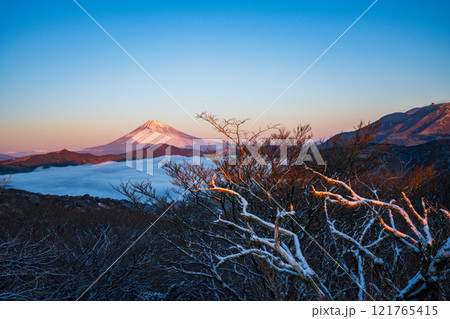【神奈川県】降雪した箱根から芦ノ湖の雲海と富士山 夜明け 【神奈川県】降雪した箱根から芦ノ湖の雲海と富士山 夜明け 121765415