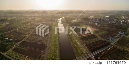 空撮「埼玉県」春霞に包まれた見沼田んぼの風景 121765670