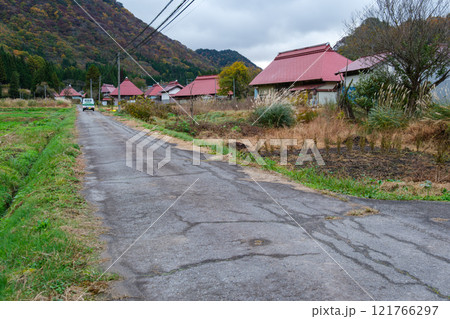 山村の道 121766297