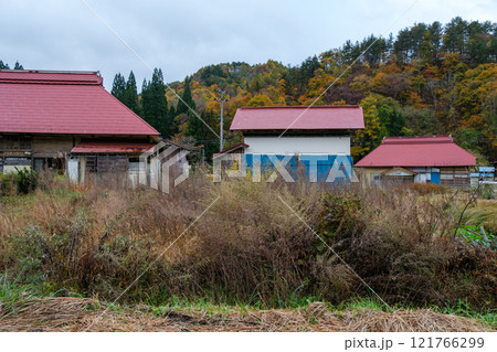 集落の紅葉 121766299