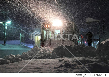 【JR東日本】豪雪の中の701系（奥羽本線：大釈迦駅） 121766591