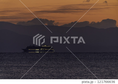 海に浮かぶ船 121766636