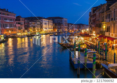 リアルト橋からのぞむカナル・グランデ夜景(イタリア-ベネチア) 121766692