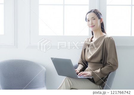 ノートパソコンを持つ女性 121766742
