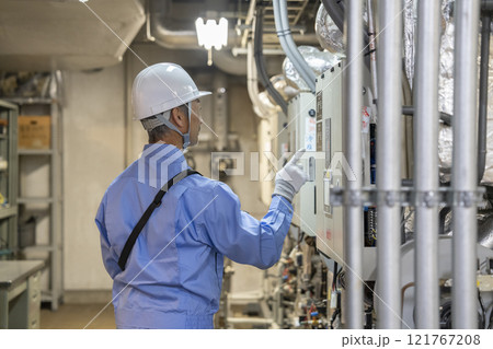 ビルの空調設備を点検をする作業員　ビルメンテナンススタッフ　イメージ　 121767208