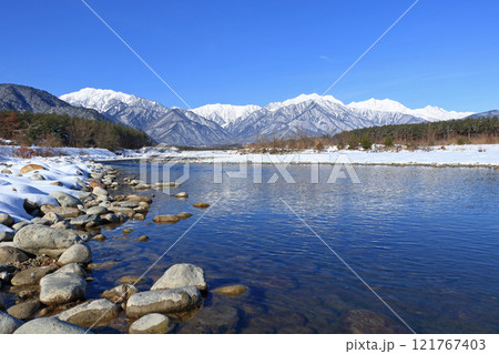 信濃大町山岳展望　冬の北アルプス後立山連峰 121767403