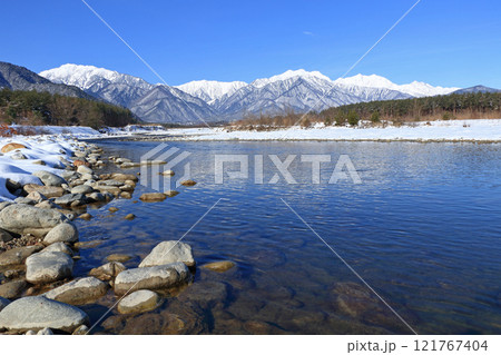 信濃大町山岳展望　冬の北アルプス後立山連峰 121767404