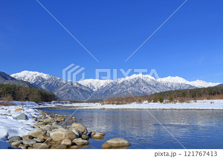 信濃大町山岳展望　冬の北アルプス後立山連峰 121767413