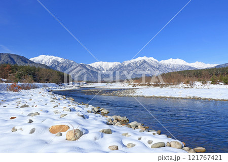 信濃大町山岳展望　冬の北アルプス後立山連峰 121767421