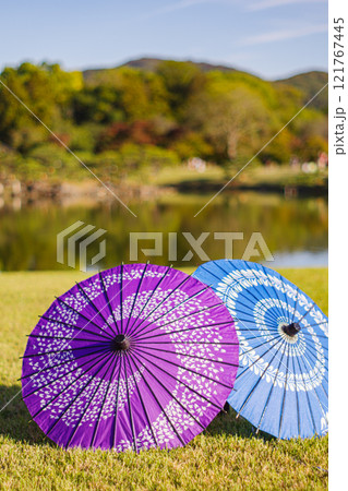 和傘を入れた風景 121767445