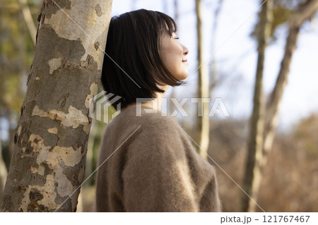 森林を散策する女性 121767467