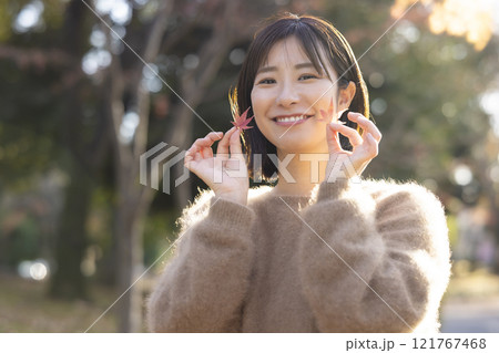 公園を散策する女性 公園を散策する女性 121767468