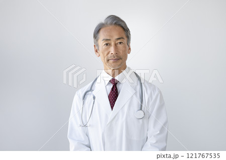 カメラ目線の60代の男性医師 121767535