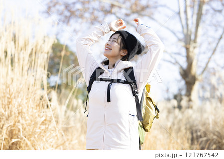 ハイキングを楽しむ女性 ハイキングを楽しむ女性 121767542