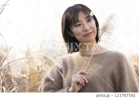 自然の中の散策を楽しむ女性 自然の中の散策を楽しむ女性 121767592