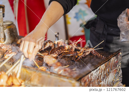 お祭り　イカ焼きの屋台　調理風景 121767602