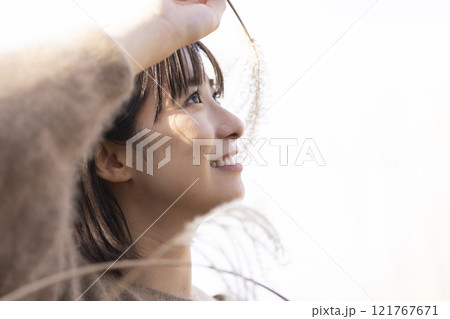 自然の中の散策を楽しむ女性 121767671