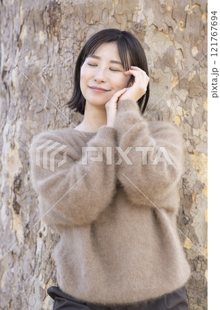 自然の中でくつろぐ女性 121767694