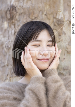 自然の中でくつろぐ女性 121767699